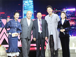 大道董事長(zhǎng)羅永輝與著名歌星劉尊老師、汪正正老師、郭津彤老師、主持人雅琪在北京電視臺(tái)錄制節(jié)目現(xiàn)場(chǎng)親切合影